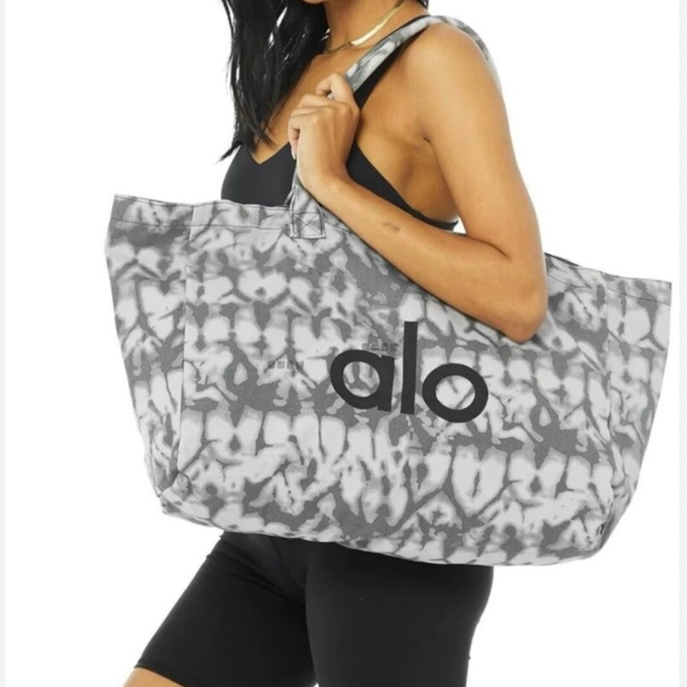 BRAND NEW!  ALO Yoga Monochrome Patterned Tote Bag